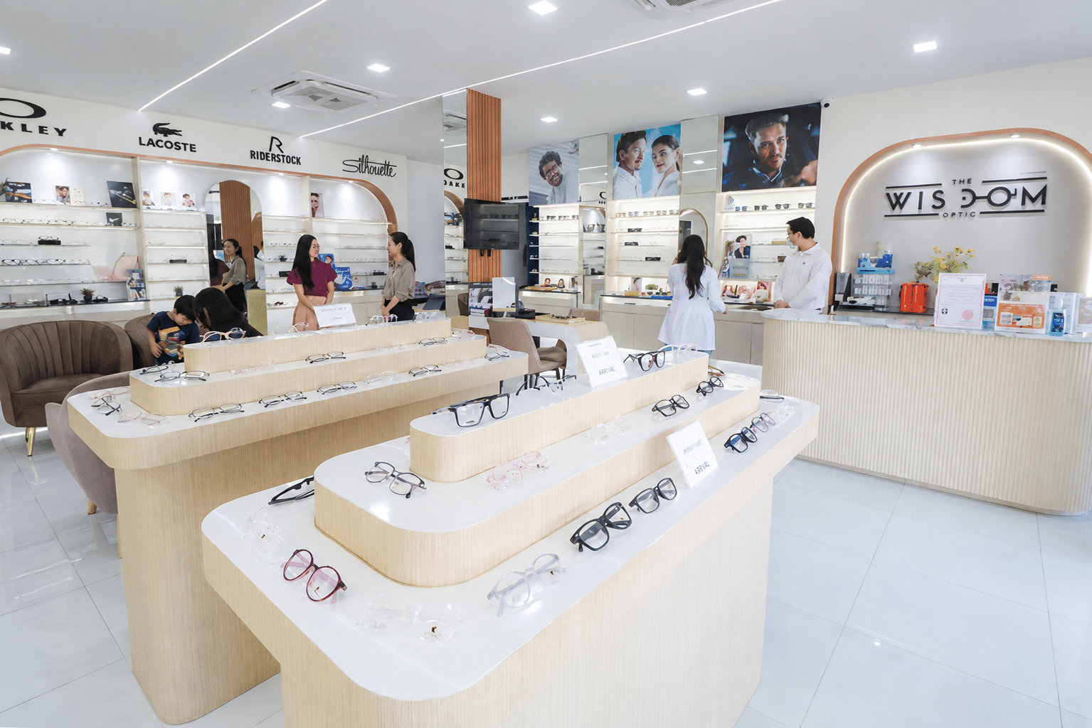 THE WISDOM OPTIC ร้านแว่นตาเชียงใหม่ ศูนย์เลนส์โปรเกรสซีฟและเลนส์ชะลอสายตาสั้นในเด็ก โดยนักทัศนมาตร ตรวจสายตาโดยนักทัศนมาตรเชียงใหม่