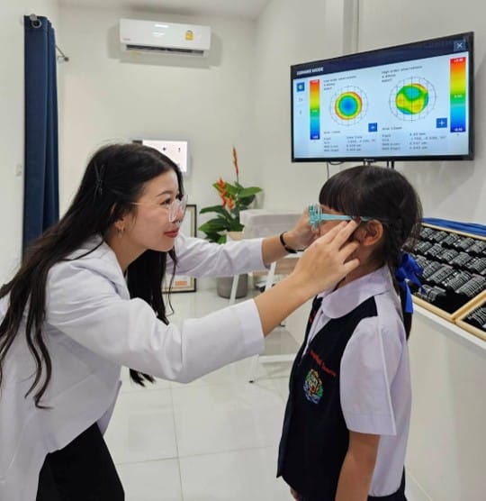 การตรวจวัดสายตาเด็กโดยนักทัศนมาตรเพื่อวางแผนควบคุมสายตาสั้น เลนส์ชะลอสายตาสั้นในเด็ก Myopia Control เชียงใหม่ ตรวจสายตาเด็กเชียงใหม่ รีวิวการดูแลสายตาเด็ก MiYOSMART ดีไหม เด็กสายตาสั้นเพิ่มขึ้นเร็ว เลนส์ชะลอสายตาสั้นในเด็ก สายตาสั้นร่วมสายตาเอียงในเด็ก HOYA MiYOSMART Myopia Control Success Case